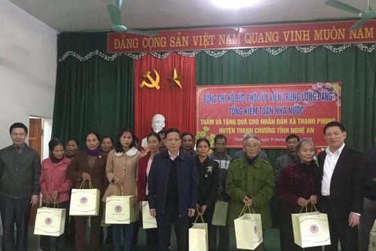 Tổng Kiểm toán Nhà nước tặng quà Tết cho người nghèo tại Thanh Chương