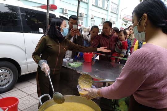 Ấm lòng bát cháo tình thương