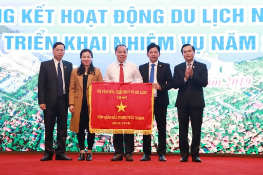 Sở Du lịch Nghệ An nhận Cờ thi đua của Bộ VH-TT&DL