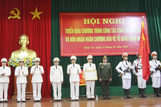 Công an Nghệ An đón nhận Huân chương bảo vệ Tổ quốc hạng Nhất