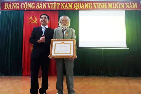 Nghĩa Đàn trao Huy hiệu 70 năm tuổi Đảng