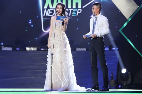Thủy Tiên - Công Vinh lần đầu sánh đôi công bố trong lễ trao giải
