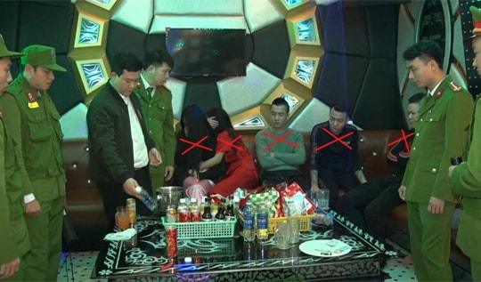 Nhóm nam nữ phê ma túy “đá” trong quán karaoke