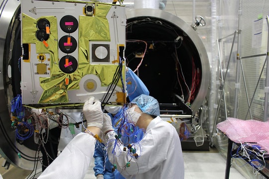 Vệ tinh 'Made by Vietnam' chuẩn bị phóng được lắp ráp như thế nào?