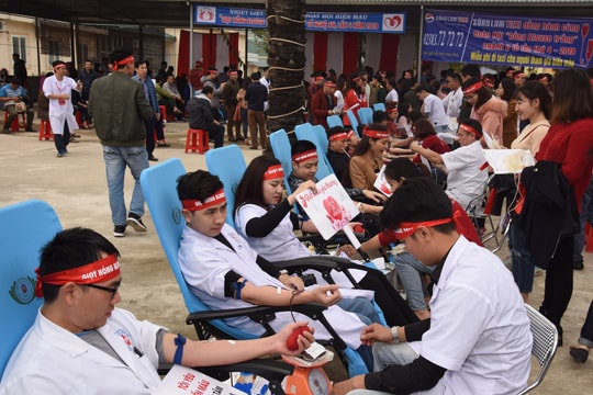 Hơn 1.000 cán bộ y tế Nghệ An hiến máu tình nguyện tại ngày hội “Giọt hồng Blouse trắng”
