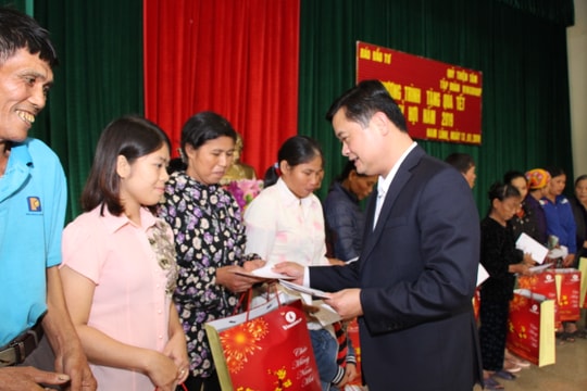 Chủ tịch UBND tỉnh trao quà cho người nghèo huyện Nam Đàn