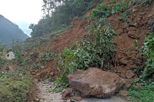 Sạt lở đường gây ách tắc giao thông ở xã biên giới Nghệ An