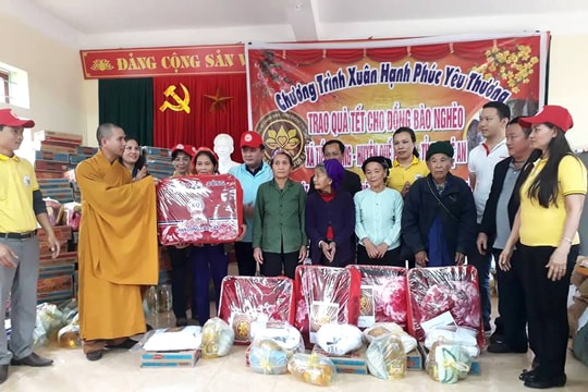 Chùa Phổ Môn trao 189 suất quà cho người nghèo ở huyện Quế Phong