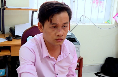 Tên cướp bị vợ chồng chủ tiệm vàng quật ngã