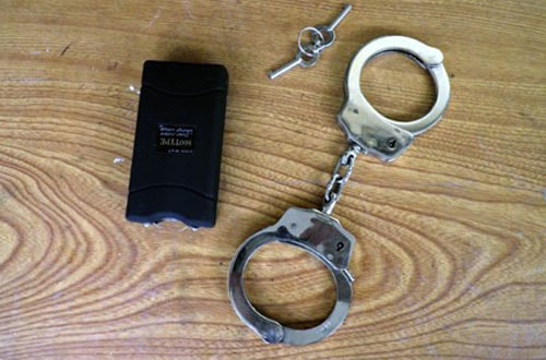 Hai thanh niên còng tay, dí dao cướp của người chuyển tiền đêm