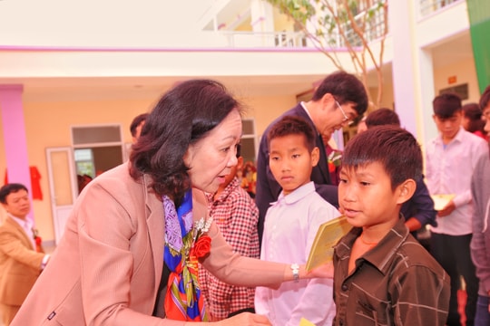 Trưởng ban Dân vận Trung ương dự khánh thành công trình nội trú cho học sinh Con Cuông