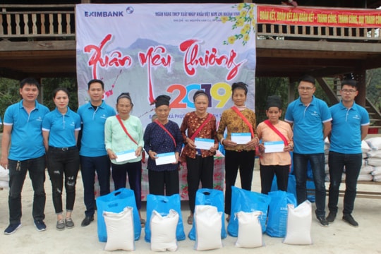 Eximbank Vinh trao 40 suất quà Tết cho người nghèo ở Anh Sơn