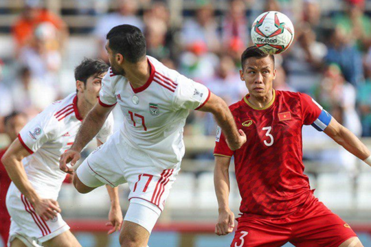 Những pha liều mình truy cản của Ngọc Hải và Đức Huy trận Iran
