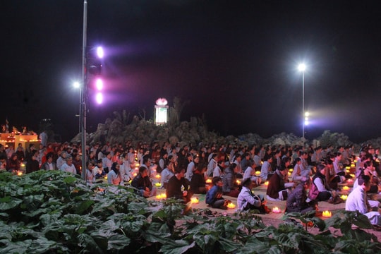 Đêm hoa đăng kính mừng lễ Phật Thành Đạo ở chùa Đồng Tương