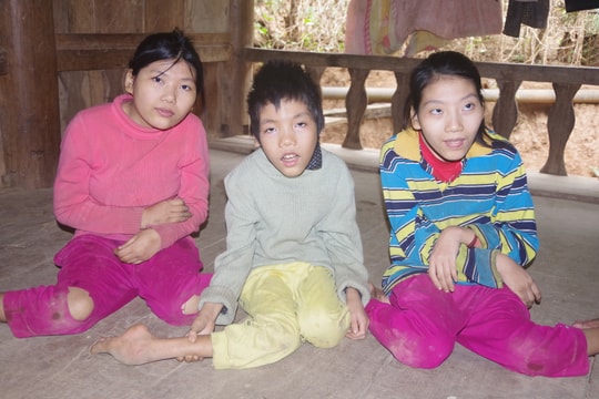 Xót cảnh 3 đứa trẻ Khơ mú lết đi bằng đầu gối