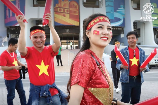 Ngắm những CĐV xinh đẹp Việt Nam và châu Á tại khán đài Asian Cup 2019 