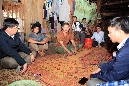 Vận động người dân tái định cư lòng hồ thủy điện Bản Vẽ về nơi ở mới