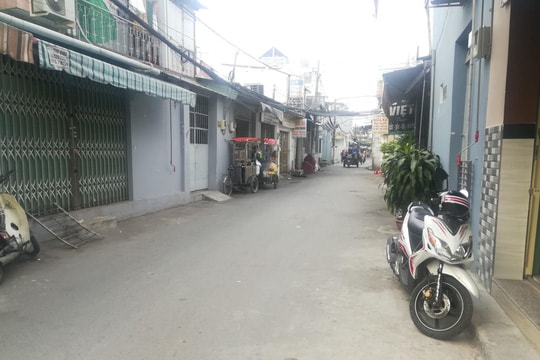 Ô tô chở vật liệu lùi trong ngõ, cán chết bé gái 15 tháng tuổi