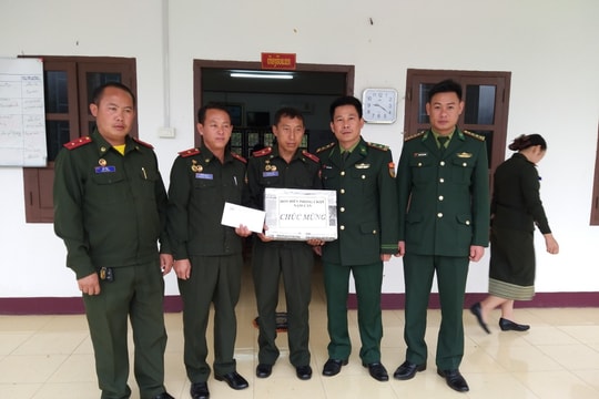 Bộ đội Biên phòng Nghệ An chúc mừng 70 năm Ngày thành lập Quân đội nhân dân Lào