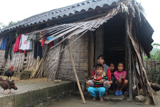 Cảm thương người mẹ bệnh tật nuôi 3 con nhỏ có nguy cơ thất học