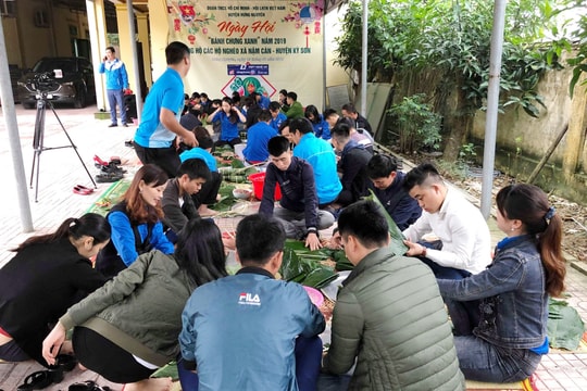 Bí thư Huyện ủy Hưng Nguyên tham gia gói bánh chưng tặng hộ nghèo biên giới Kỳ Sơn