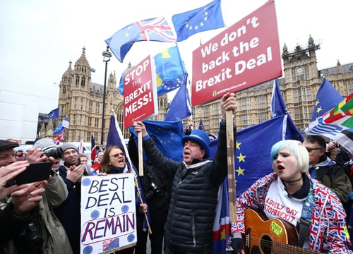 Nga bắt quả tang cựu lính thủy đánh bộ Mỹ làm gián điệp; EU có thể lùi thời hạn Brexit