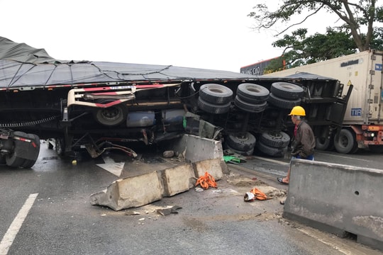 Xe container húc văng giải phân cách, ngã đè lên xe bán tải, quốc lộ 1A tắc nghẽn