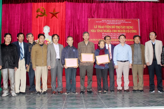Trao 140 triệu đồng hỗ trợ xây nhà tình nghĩa tại xã Hưng Lộc (TP. Vinh)