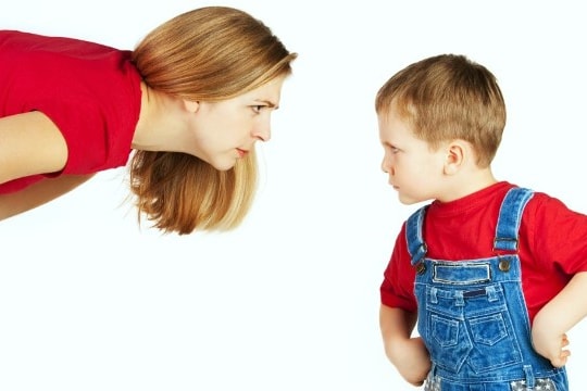 Mẹo ghìm sự bướng bỉnh của con trẻ mà không cần đòn roi