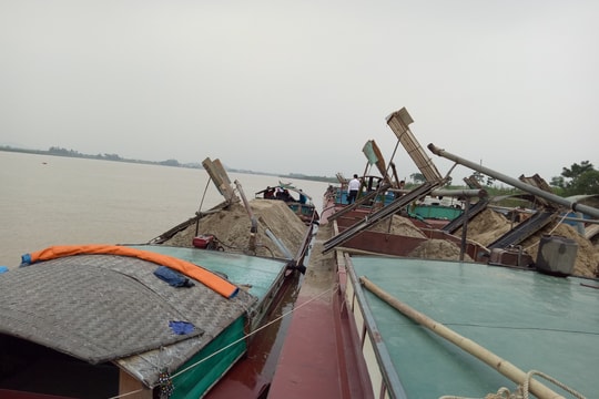 Thu giữ hơn 120m3 cát khai thác trái phép trên sông Lam