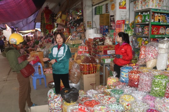 Lo giá tăng cao, người dân tranh thủ sắm Tết sớm