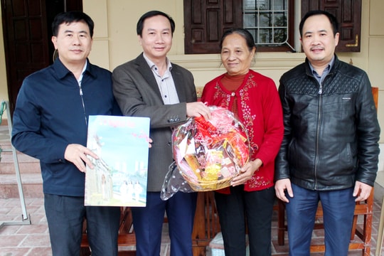 Báo Nghệ An thăm, tặng quà Tết Bà mẹ Việt Nam anh hùng, thân nhân liệt sỹ