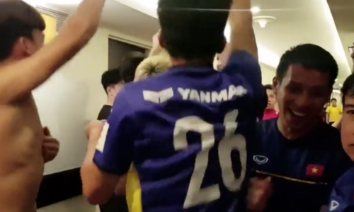 Các cầu thủ Việt Nam nhảy múa khi đoạt vé vào vòng 1/8