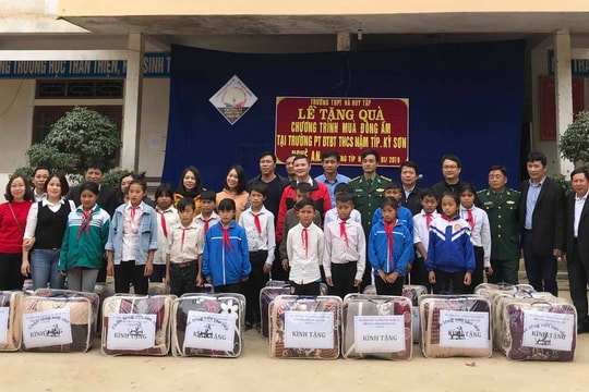 Tặng quà Tết cho người nghèo ở các địa phương