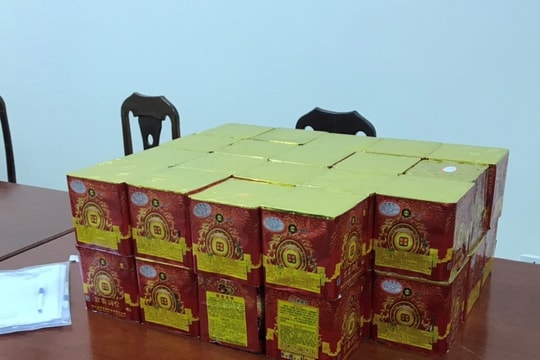 Dùng ô tô đi mua pháo thì bị bắt