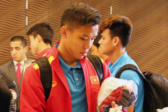 Vòng 1/8 Asian Cup 2019: Thủ quân Quế Ngọc Hải đến Dubai với mí mắt thâm bầm