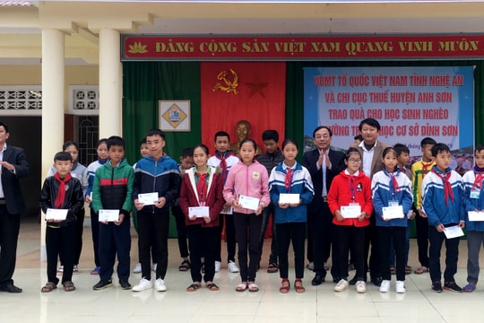 Trao quà Tết cho người nghèo, gia đình chính sách