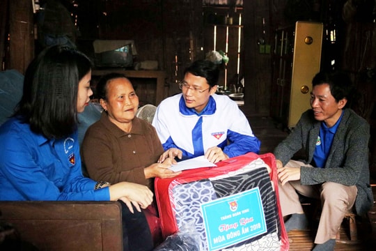 Trao quà Tết và khám bệnh, cấp thuốc miễn phí cho người nghèo ở xã biên giới Kỳ Sơn