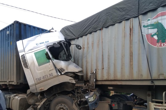 Hai xe container đối đầu, tài xế tử vong trong cabin