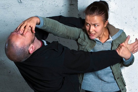 Trường đại học hướng dẫn cách phòng và tự vệ tay không khi bị kẻ xấu tấn công