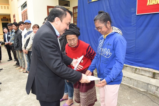 Ngành y tế Nghệ An tặng quà Tết cho người dân xã Yên Tĩnh, huyện Tương Dương