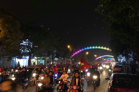 Người dân Nghệ An đổ ra đường ăn mừng Việt Nam vào tứ kết 