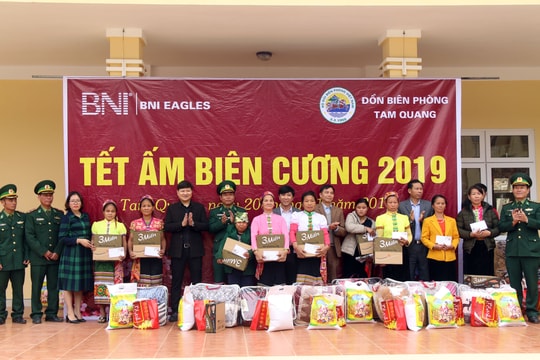 BNI Eagles Chapter trao quà trị giá 100 triệu đồng cho người dân Tương Dương