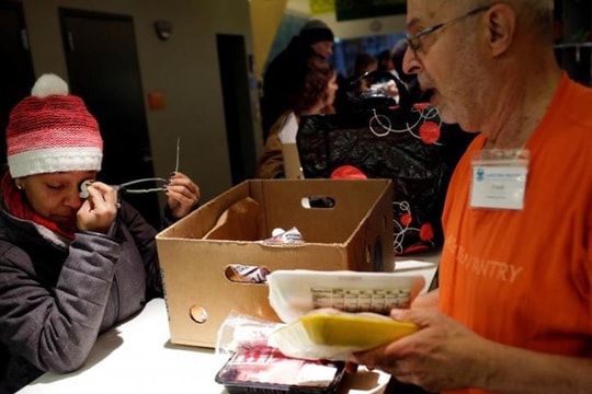 Chính phủ đóng cửa, hàng trăm nhân viên liên bang Mỹ xếp hàng nhận cơm từ thiện