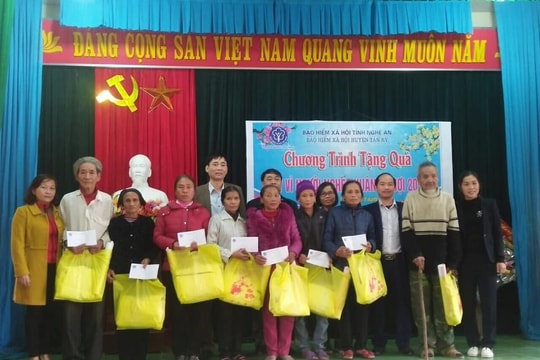 Ấm áp các hoạt động tặng quà nhân dịp Tết Nguyên đán