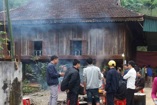 Dắt xe máy trên đường, người đàn ông bị ô tô đâm chết