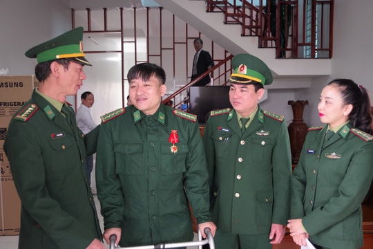 Trao tặng Huân chương Chiến công hạng Nhất cho Đại úy Nguyễn Đình Tài