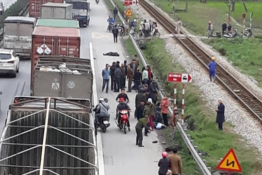 Xe tải đâm đoàn thắp hương nghĩa trang, 8 người tử vong