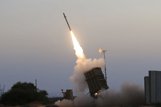 Israel bắn hàng loạt tên lửa vào Damascus trong đêm tối 