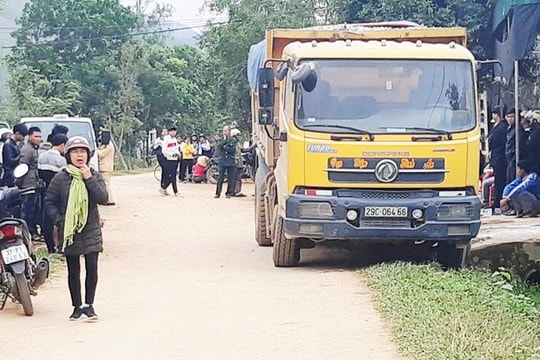 Nghệ An: Cháu bé 3 tuổi tử vong thương tâm dưới bánh xe tải